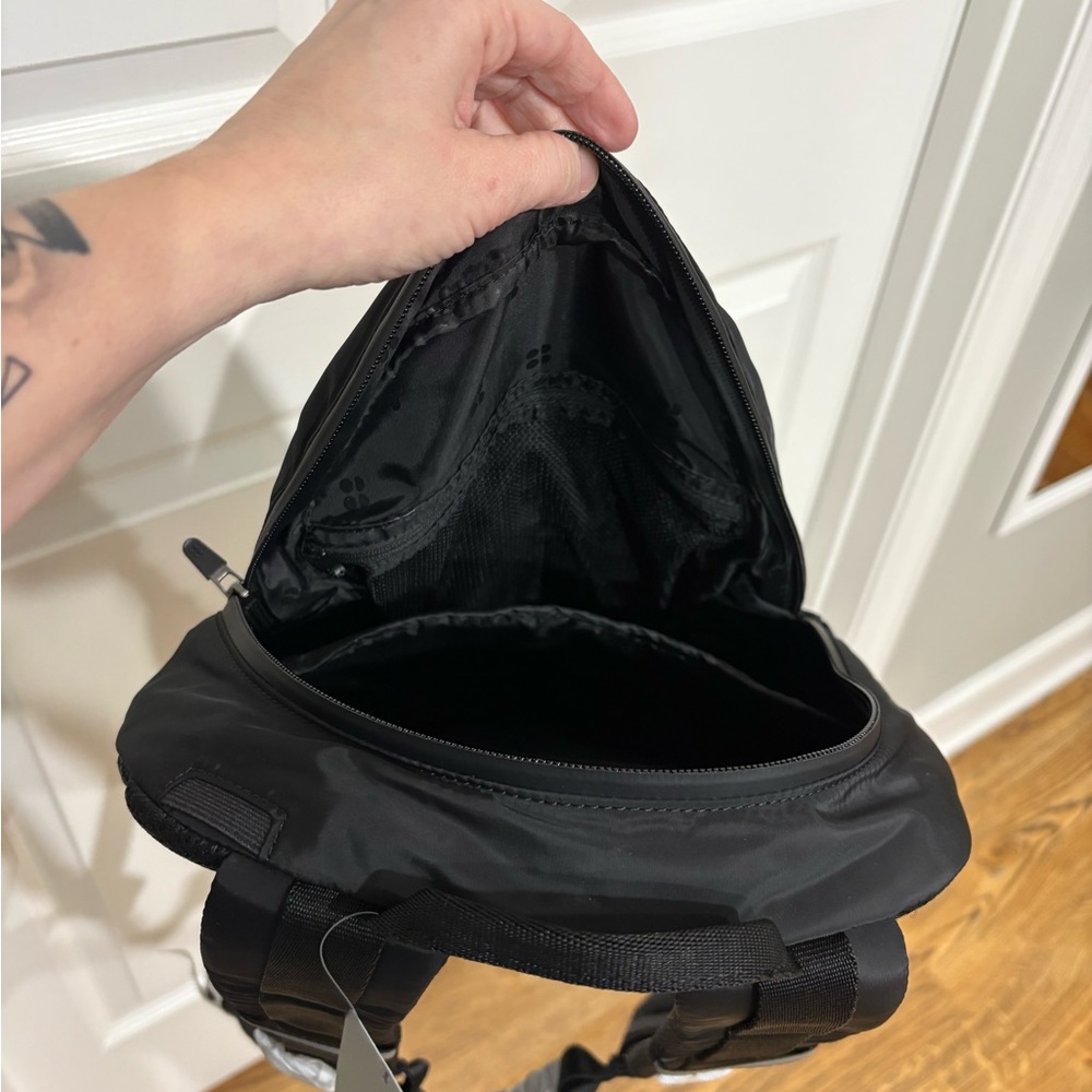 NWT Sweaty Betty On the Go Running Recycled Polyester Backpack - Picture 6 of 9